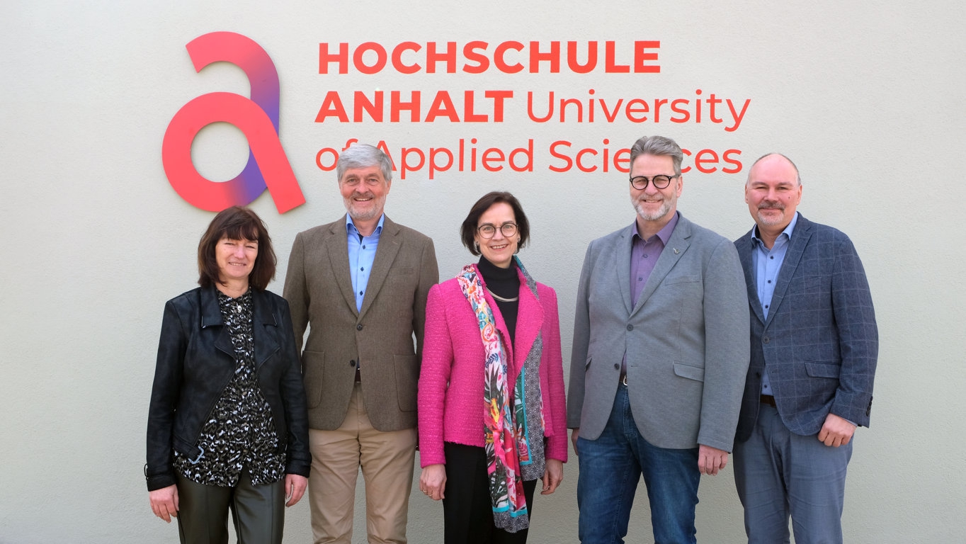 Verwaltungsleiterin Sabine Thalmann (v. l.), Prof. Dr. Markus Holz, Prof. Dr. Uta Seewald-Heeg, Prof. Dr. Lothar Koppers und Hochschulpräsident Prof. Dr. Jörg Bagdahn bilden ab Januar 2025 das neue Präsidium der Hochschule Anhalt. Foto: Hochschule Anhalt
