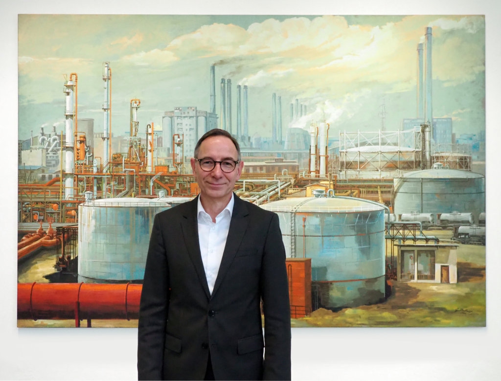 Dr. Christof Günther, Geschäftsführer der InfraLeuna GmbH vor dem Gemälde »Werksansicht« von G. Drittner aus dem Jahr 1964, Foto: Steffen Wilbrandt