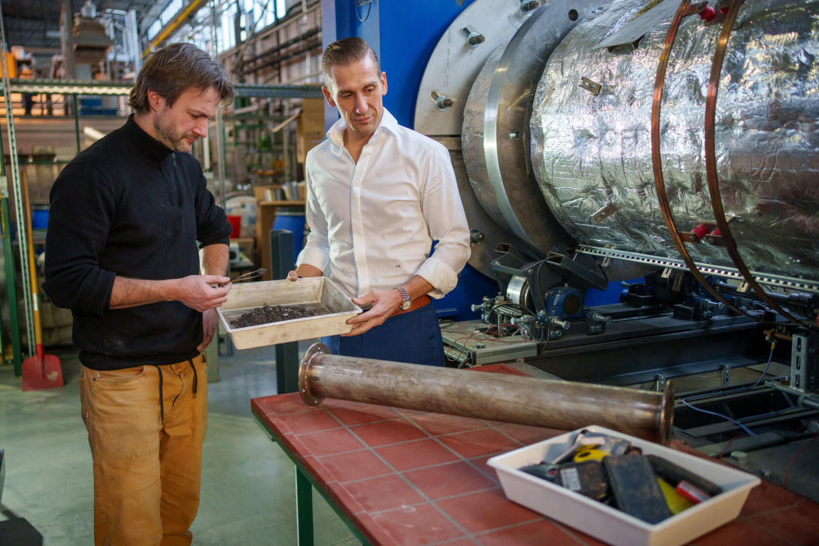 Erwärmen statt Schreddern: Prof. Dr. Fabian Herz (rechts) und Dr. Fabian Weigler (links) untersuchen neue Wege zur Gewinnung begehrter Rohstoffe aus Lithium-Batterien. Sie stecken in der sogenannten 