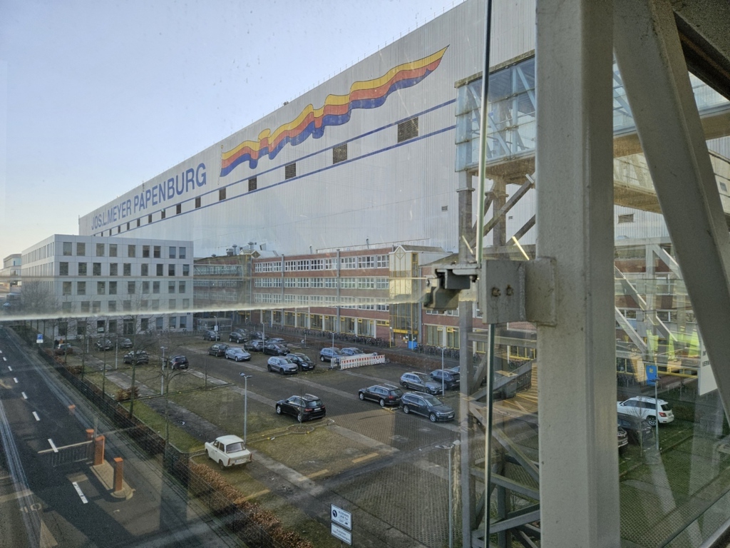 Kleiner Blick auf die große Montagehalle 6 der Meyer-Werft, Foto: Dr. Ronald Oertel