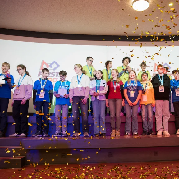 Freudestrahlende Siegerteams 