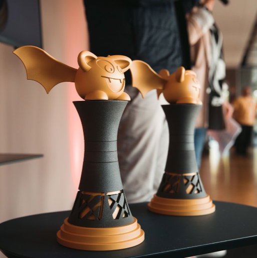 Die Pokale mit einer goldenen Fledermaus symbolisieren herausragendes Engagement und Verantwortung.