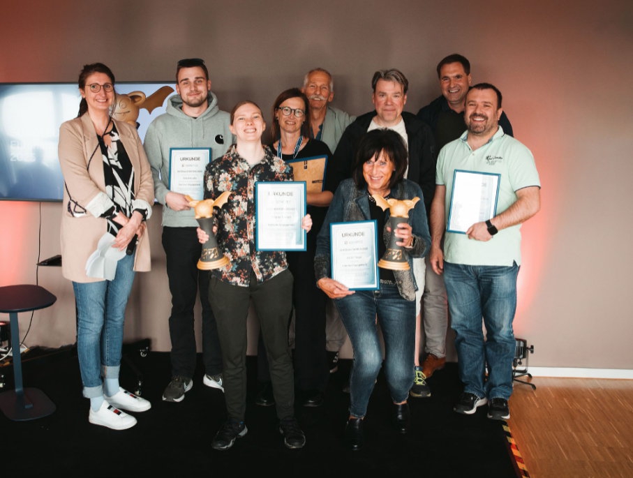 Seite 4 von 4 Die Geschäftsführung zusammen mit den beiden Preisträgerinnen, Ricarda Göhlert und Astrid Finger, sowie den Nominierten des SONOTEC Ehrenamtspreises 2025