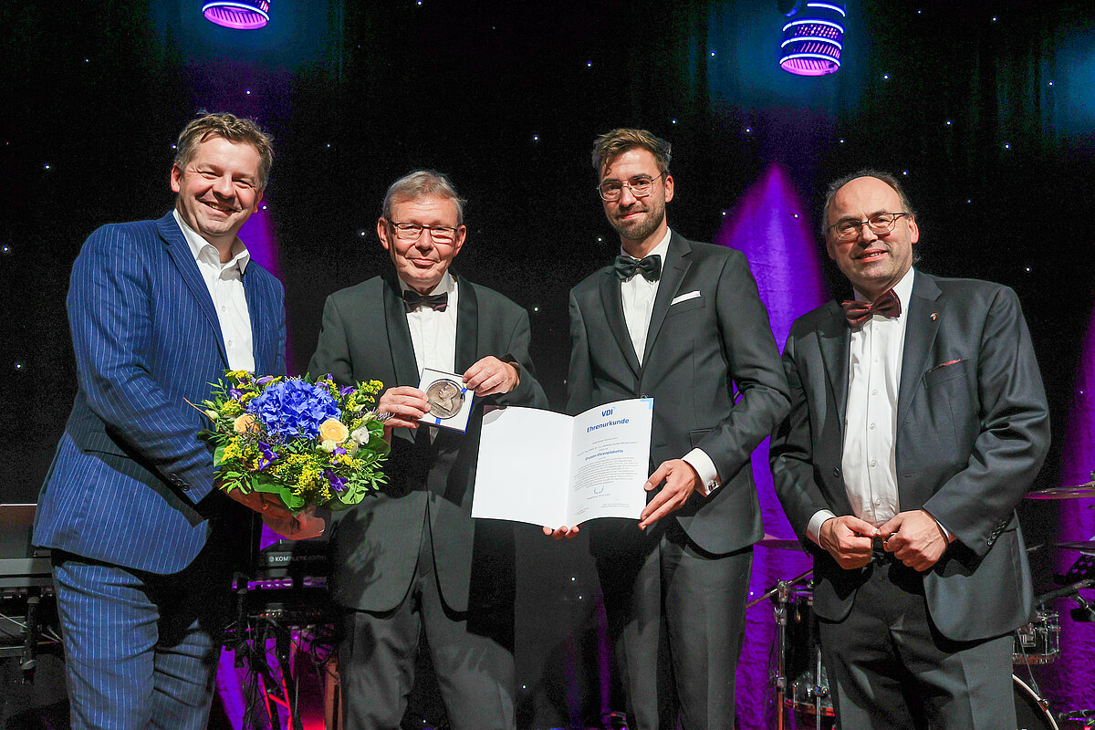 v.l.n.r.: Wirtschaftsminister Sven Schulze, Prof. Dr.-Ing. Andreas Seidel-Morgenstern, Dr.-Ing. Stefan Scharf und Klemens Gutmann (VDI) Foto: Viktoria Kühne 