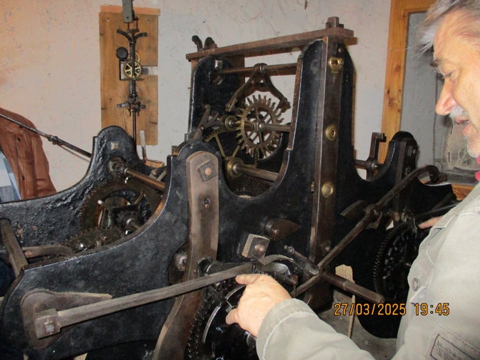 Mechanisches Uhrwerk im Kirchturm