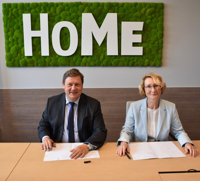 Prof. Dr. Markus Krabbes, Rektor der Hochschule Merseburg, und Prof. Dr. Katrin Böhning-Gaese, Wissenschaftliche Geschäftsführerin des UFZ, freuen sich über die Zusammenarbeit. 