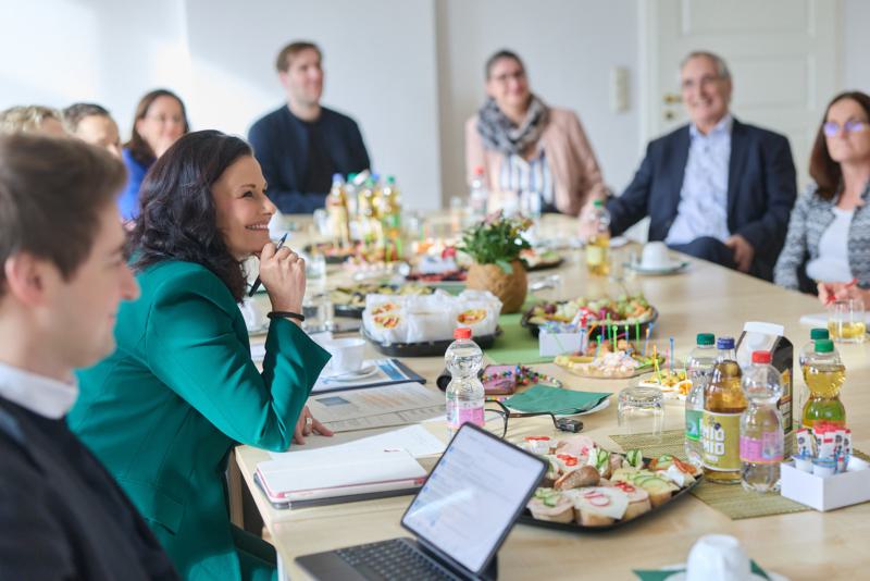 Staatssekretärin Gitta Connemann im Fokus der Diskussionsrunde 1535-1024